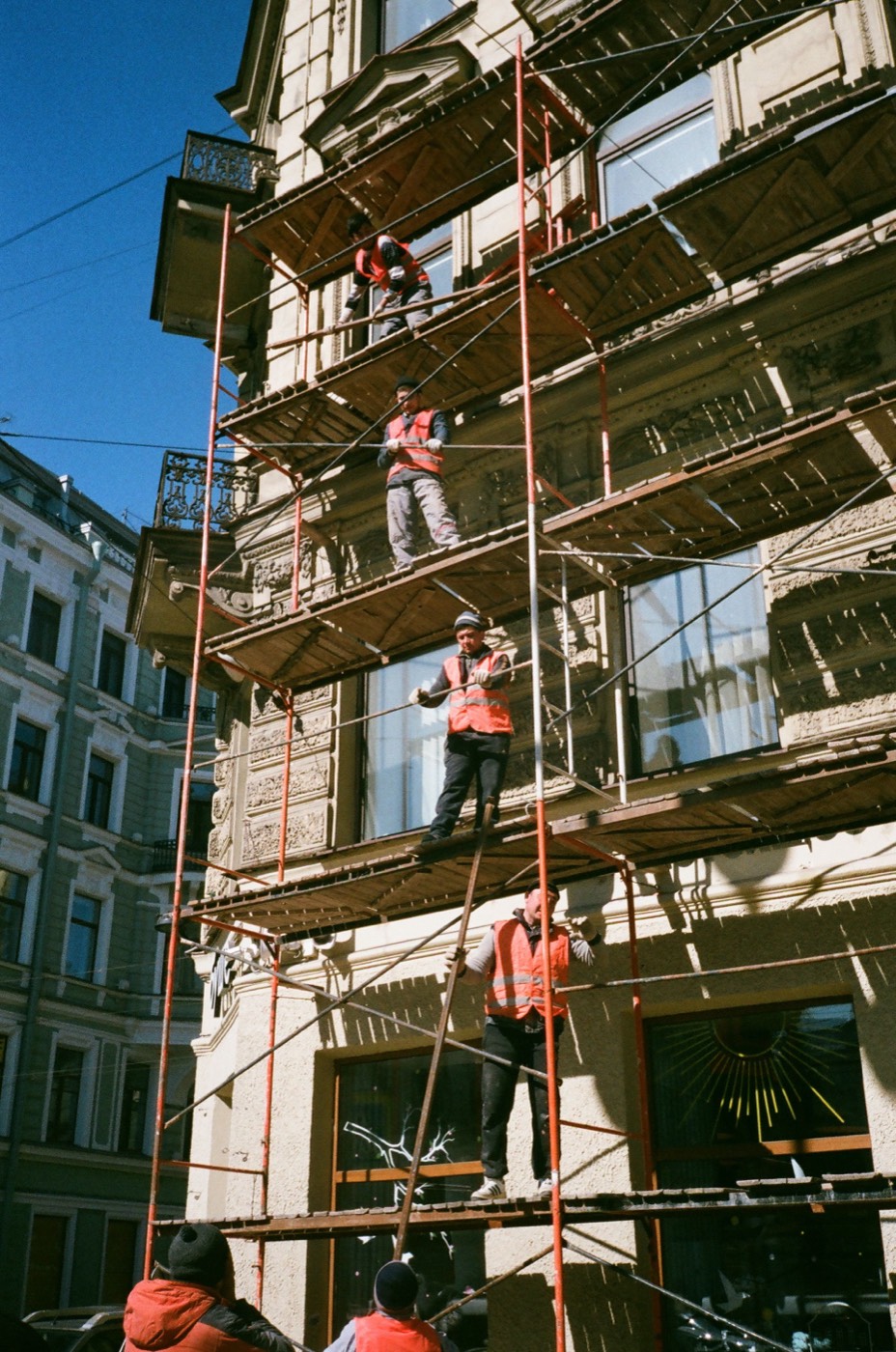 Operai al lavoro sul ponteggio di una facciata